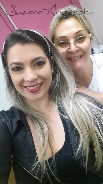 Duas mulheres sorrindo depois da maquiagem