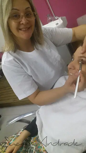 Suzana aplicando maquiagem em uma cliente