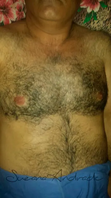 Peito com pelos antes da depilação masculina