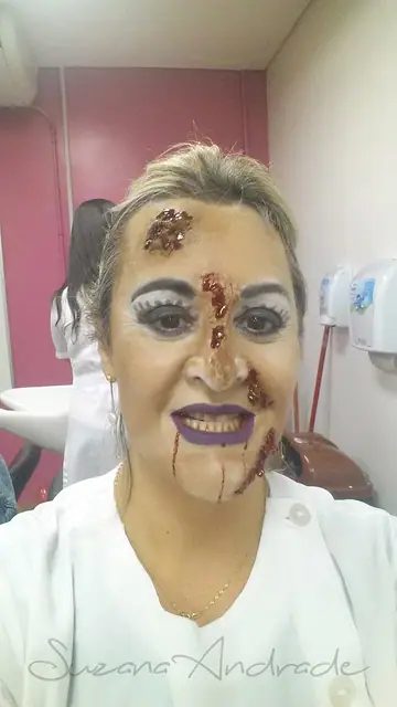 Maquiagem artística de efeitos, mulher de óculos
