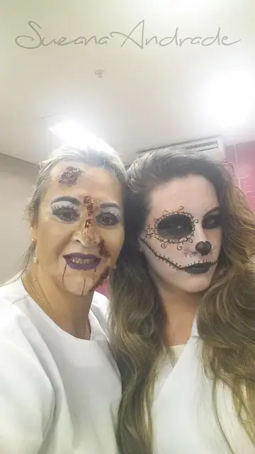 Maquiagem artística de caveira ao lado de outra mulher