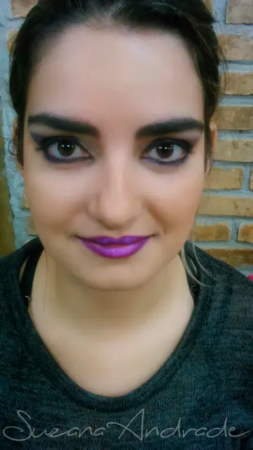Maquiagem com sombra roxa e batom roxo