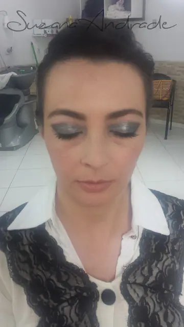 Maquiagem com sombra prateada