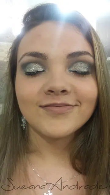 Maquiagem com sombra glitter dourada