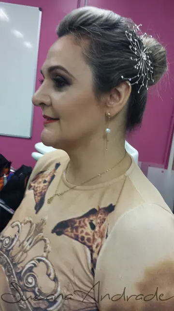 Maquiagem e penteado preso com tiara, de perfil