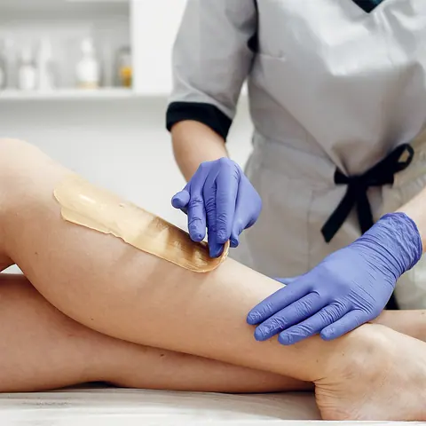 Depilação feminina com cera na perna